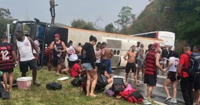 Ônibus com torcedores do Flamengo tomba a caminho da Argentina Ônibus com torcedores do Flamengo tomba a caminho da Argentina