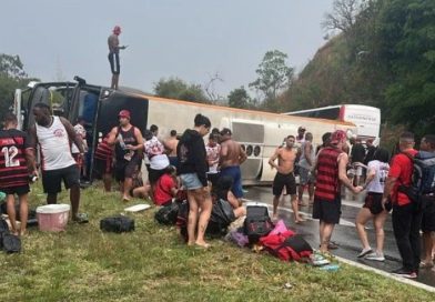 Ônibus com torcedores do Flamengo tomba a caminho da Argentina Ônibus com torcedores do Flamengo tomba a caminho da Argentina