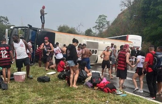 Ônibus com torcedores do Flamengo tomba a caminho da Argentina Ônibus com torcedores do Flamengo tomba a caminho da Argentina