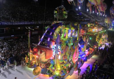 Mocidade abre segundo dia de desfiles com homenagem criativa e colorida à Rita Lee Mocidade abre segundo dia de desfiles com homenagem criativa e colorida à Rita Lee