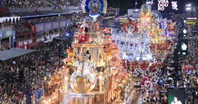 Beija-Flor e Viradouro brilham na 2ª noite do Grupo Especial no Rio Beija-Flor e Viradouro brilham na 2ª noite do Grupo Especial no Rio