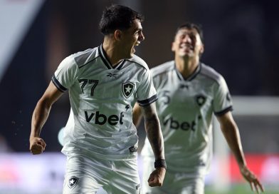 Botafogo vira e vence Vasco em São Januário Botafogo vira e vence Vasco em São Januário