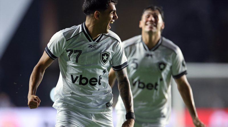 Botafogo vira e vence Vasco em São Januário Botafogo vira e vence Vasco em São Januário