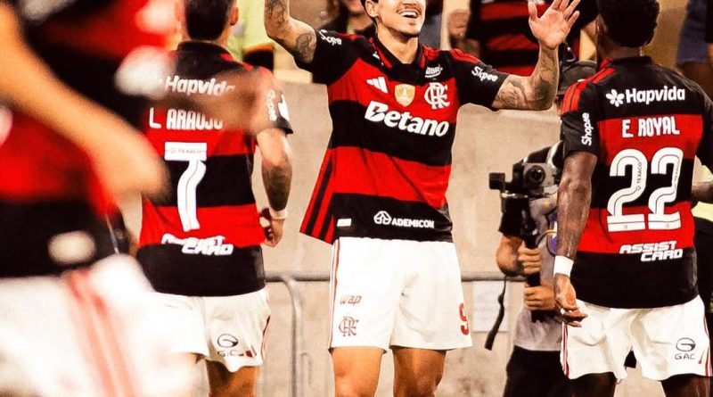 Flamengo vence o Vitória no Maracanã e larga com a vantagem na Copa do Brasil