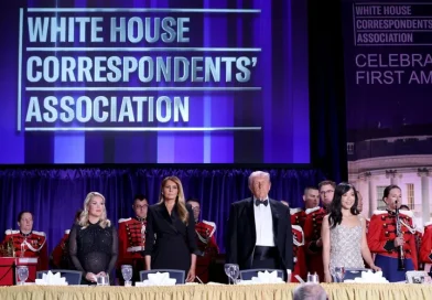 Trump é retirado de jantar após homem abrir fogo em hotel