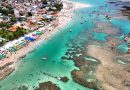 Uma antiga vila de pescadores com piscinas naturais e corais foi eleita 10 vezes a melhor praia do Brasil