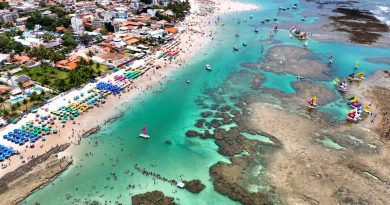 Uma antiga vila de pescadores com piscinas naturais e corais foi eleita 10 vezes a melhor praia do Brasil