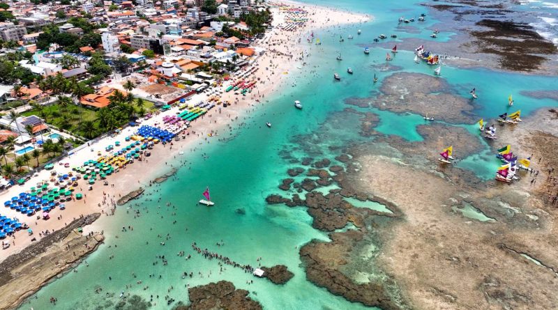 Uma antiga vila de pescadores com piscinas naturais e corais foi eleita 10 vezes a melhor praia do Brasil
