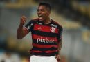 Flamengo acerta renovação de Alex Sandro até o fim de 2027