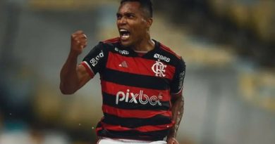 Flamengo acerta renovação de Alex Sandro até o fim de 2027