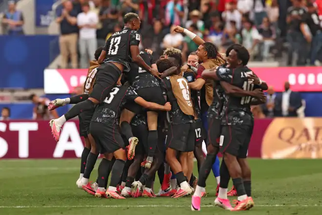 Com gol nos acréscimos, Canadá vence África do Sul e se classifica às oitavas da Copa