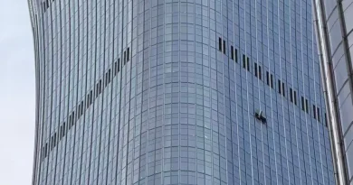 Avião de pequeno porte atingiu um dos edifícios mais alto da China