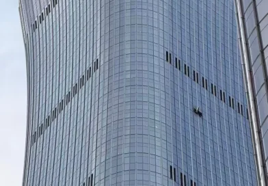 Avião de pequeno porte atingiu um dos edifícios mais alto da China