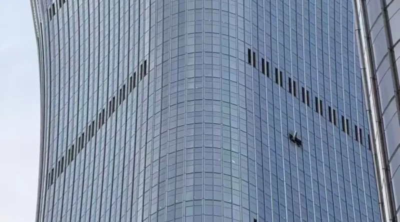 Avião de pequeno porte atingiu um dos edifícios mais alto da China