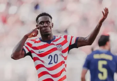 Estados Unidos vencem Bósnia com um a menos e avançam às oitavas da Copa do Mundo Estados Unidos vencem Bósnia com um a menos e avançam às oitavas da Copa do Mundo