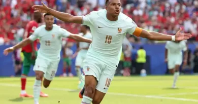 França vence Marrocos e vai à semifinal da Copa do Mundo França vence Marrocos e vai à semifinal da Copa do Mundo