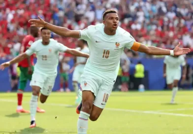 França vence Marrocos e vai à semifinal da Copa do Mundo França vence Marrocos e vai à semifinal da Copa do Mundo