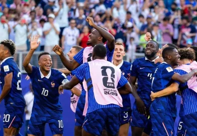 De pênalti, França vence retranca do Paraguai e se classifica na Copa