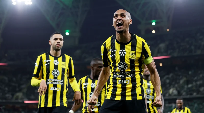 Al-Ittihad anuncia saída de Fabinho e volante fica livre no mercado