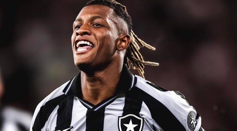 Clube inglês entra na briga pela contratação de Danilo