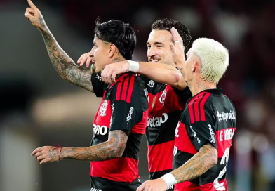 Flamengo vence Vitória e diminui diferença para o Palmeiras Flamengo vence Vitória e diminui diferença para o Palmeiras