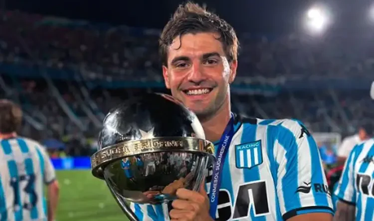 Volante Santiago Sosa chega ao Rio para assinar com o Vasco Volante Santiago Sosa chega ao Rio para assinar com o Vasco