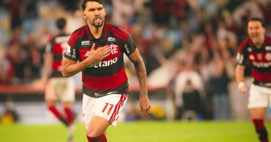 Flamengo vence o Corinthians com gol no finalzinho e segue como líder do Brasileiro Flamengo vence o Corinthians com gol no finalzinho e segue como líder do Brasileiro
