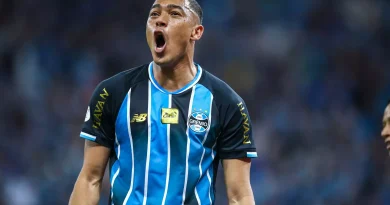 Grêmio vence e elimina o Inter da Copa do Brasil Grêmio vence e elimina o Inter da Copa do Brasil
