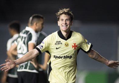 Vasco goleia o Coritiba em São Januário e dorme fora da zona de rebaixamento Vasco goleia o Coritiba em São Januário e dorme fora da zona de rebaixamento