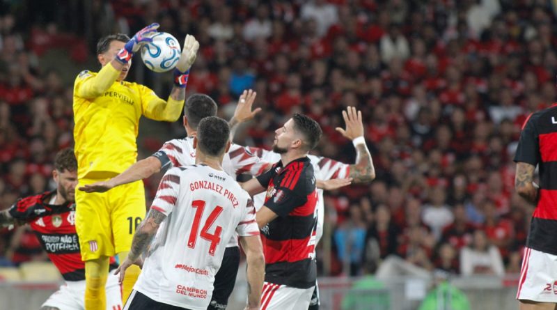 Flamengo cai para o Estudiantes nos pênaltis e dá adeus à Libertadores Flamengo cai para o Estudiantes nos pênaltis e dá adeus à Libertadores