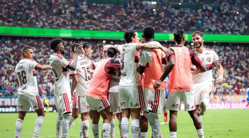 Flamengo vence o Bahia e segue na liderança do Brasileiro Flamengo vence o Bahia e segue na liderança do Brasileiro
