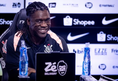 Seedorf desembarca em São Paulo para assumir o Corinthians
